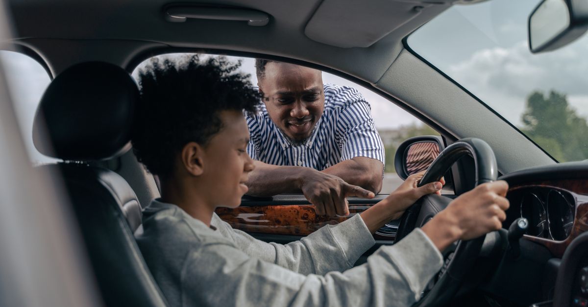 How Manual Driving Lessons Enhance Your Road Skills